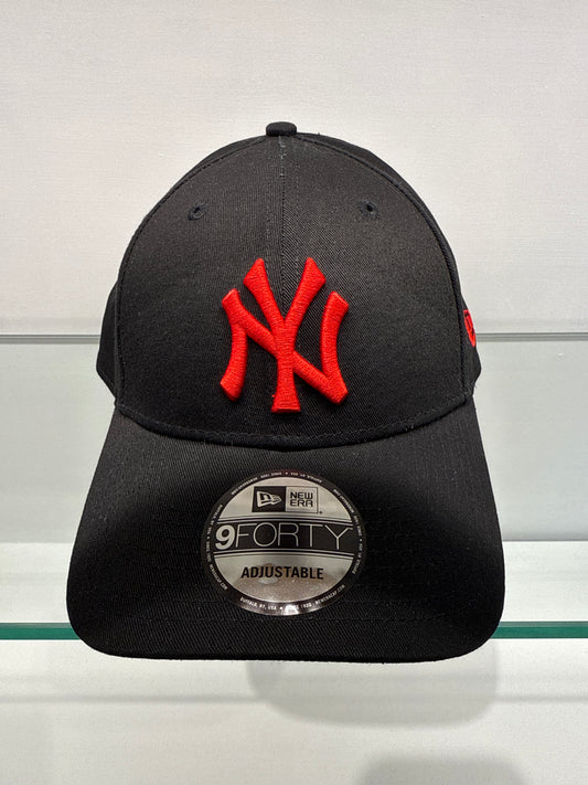 Cappello New Era Nero Logo Rosso