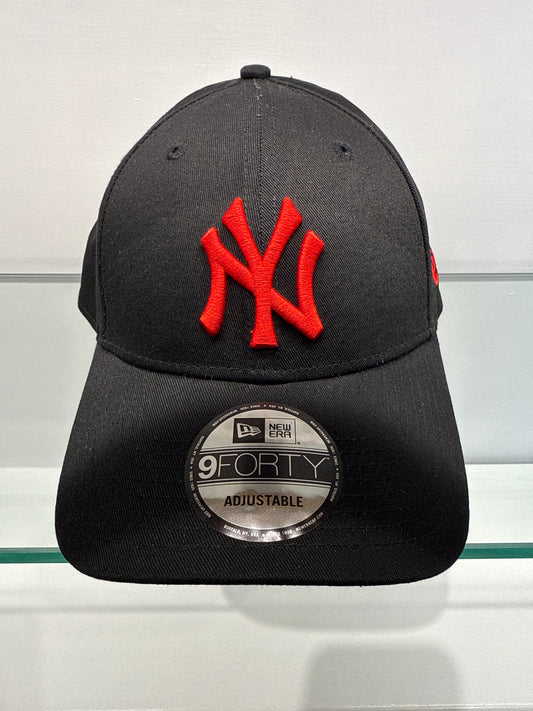 Cappello New Era Nero Logo Rosso