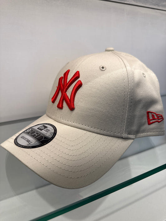 Cappello New Era Beige Logo Rosso